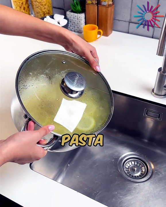Quick pasta straining hack🍝