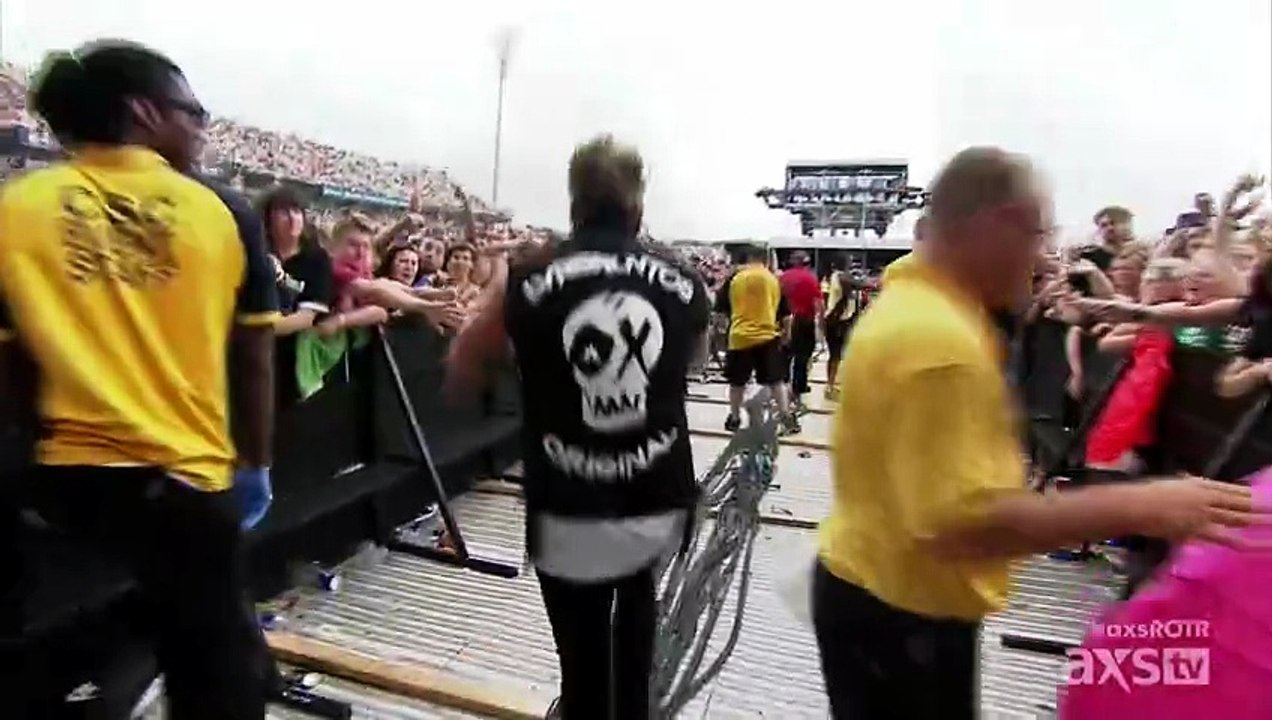 Broken Home (Eminem's Lose Yourself interpolation) - Papa Roach (live)