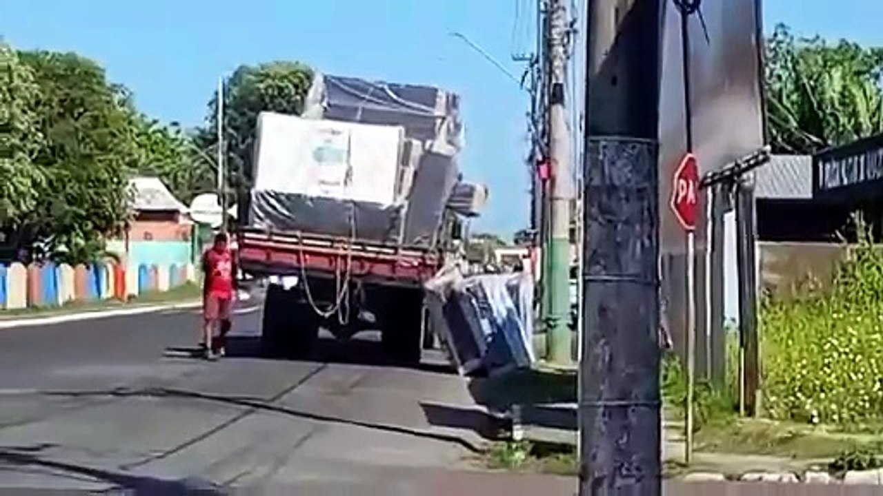 Pedestre é atingida por cama box que caiu de caminhão em Parintins; motorista foge sem prestar socorro_part2