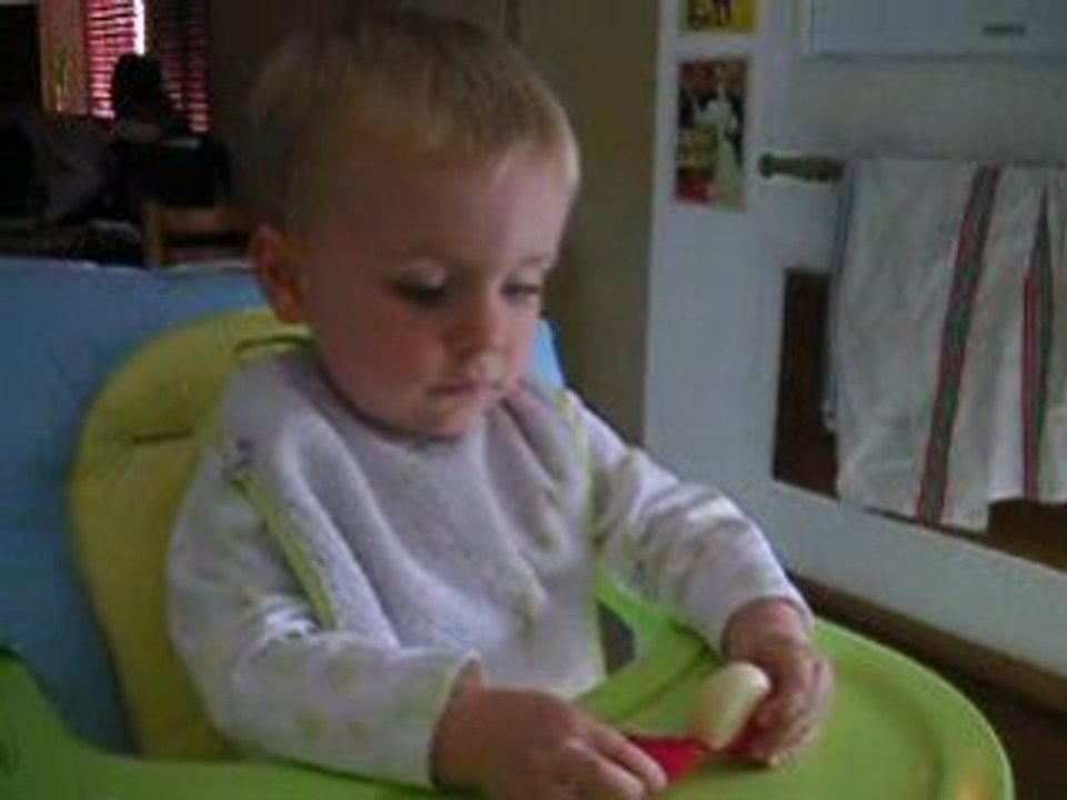 Corentin mange un Babybel
