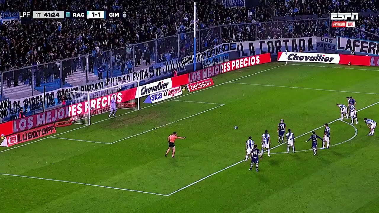 El minuto fatídico del Chelo Torres: penal errado y una lesión que lo obligó a salir de la cancha