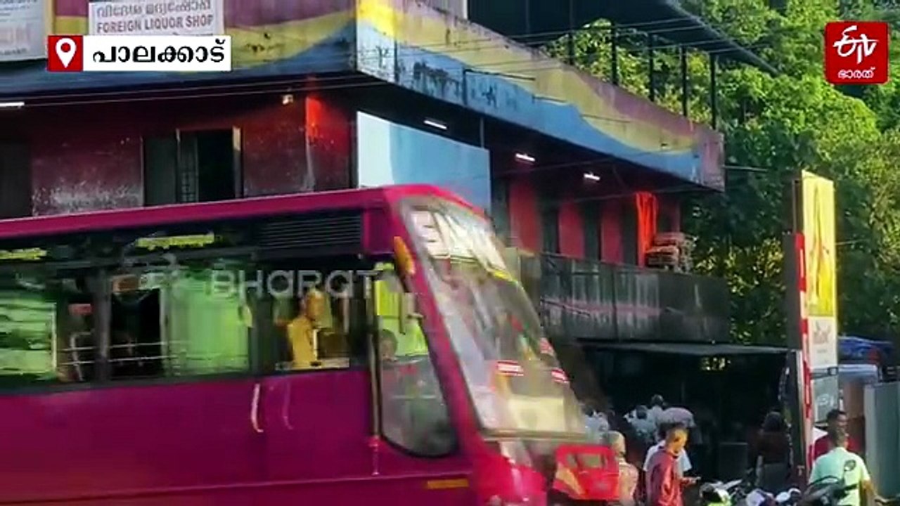 പാലക്കാട് മദ്യശാലയ്‌ക്ക് മുൻപിൽ സംഘർഷം; ഒരാൾക്ക് കുത്തേറ്റു, പ്രതിക്കായി തെരച്ചിൽ, വീഡിയോ