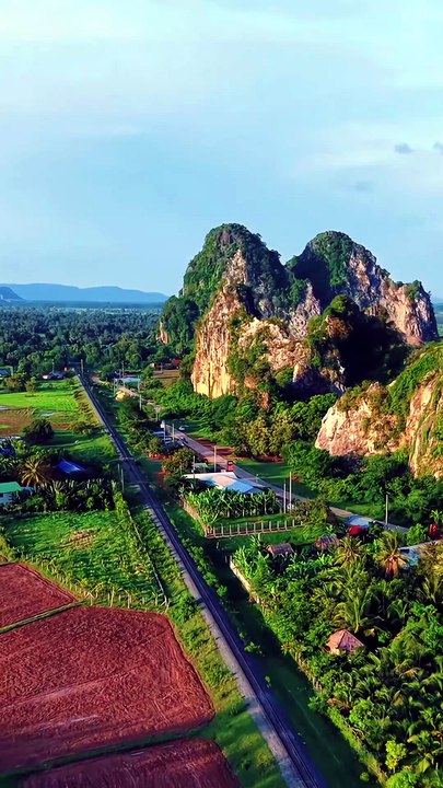 មន្តស្នេហ៍ភ្នំដំរី ស្រុកកំពង់ត្រាច - The Charm of Phnom Damrei, Kampong Trach Mountain