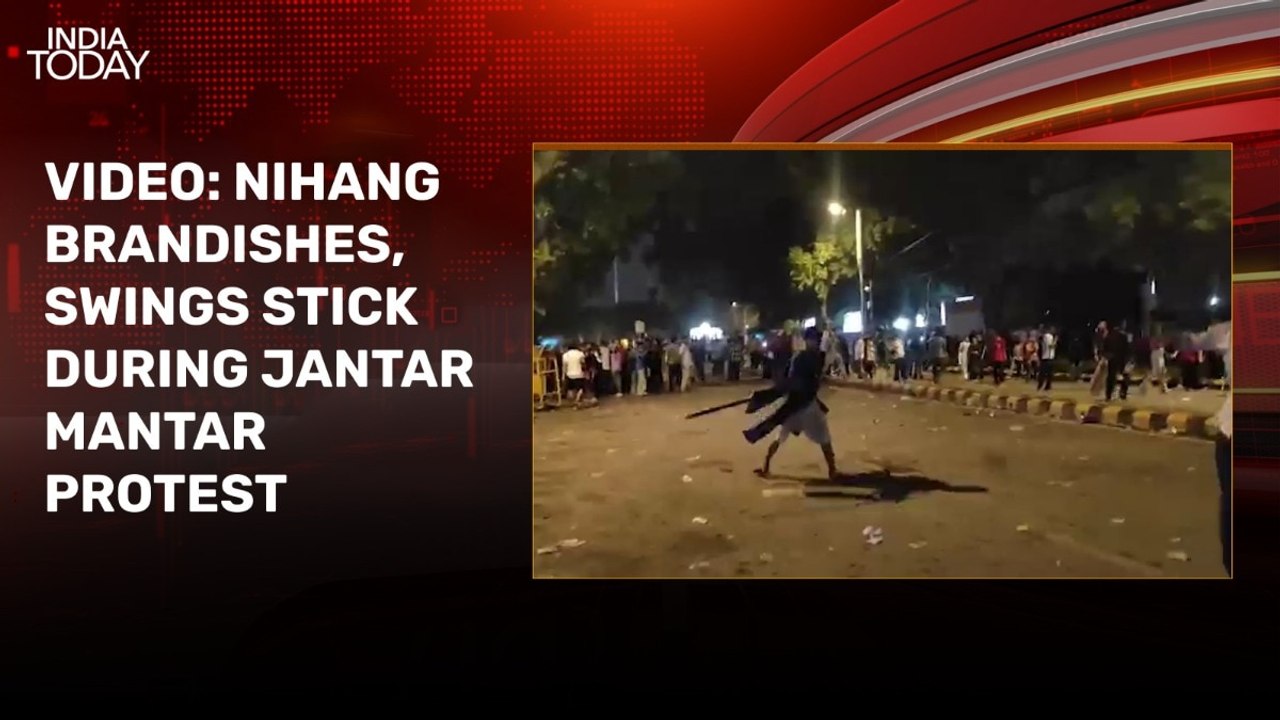 Video: Panic as Nihang swings stick among crowd at CJP's Jantar Mantar protest site