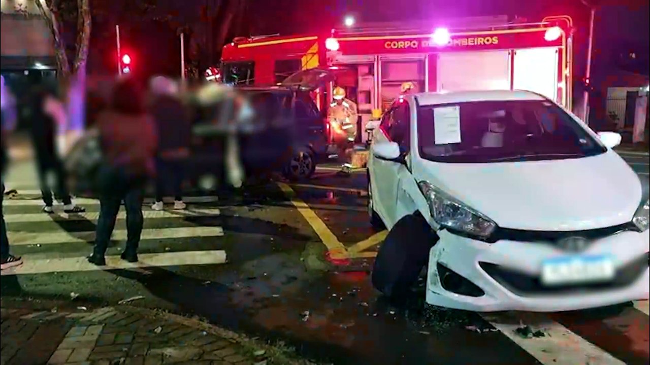 Mulheres ficam presas às ferragens após forte batida entre carros no Coqueiral