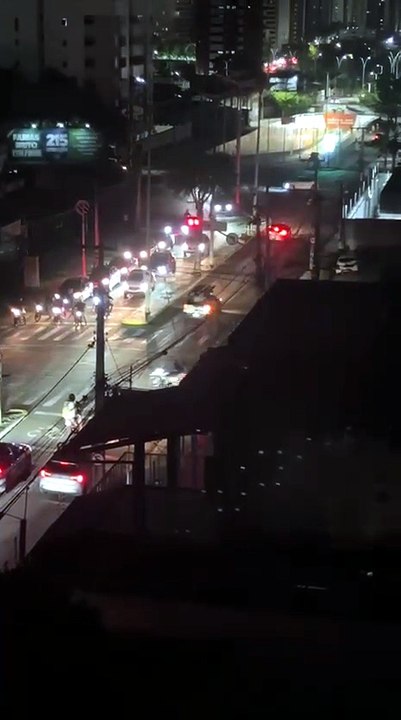 Moradores relatam queda de energia na Aldeota após "explosões"