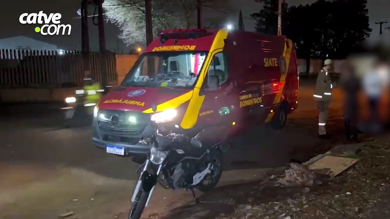 Motociclista fica ferida em batida com carro na Rua Rio da Paz