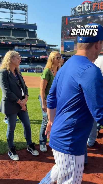 Mets interim manager Andy Green introducing himself to Emma Stone.