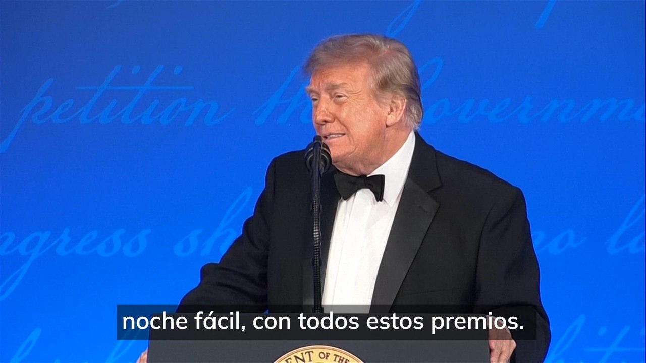 Trump bromea con un tercer mandato durante cena de corresponsales