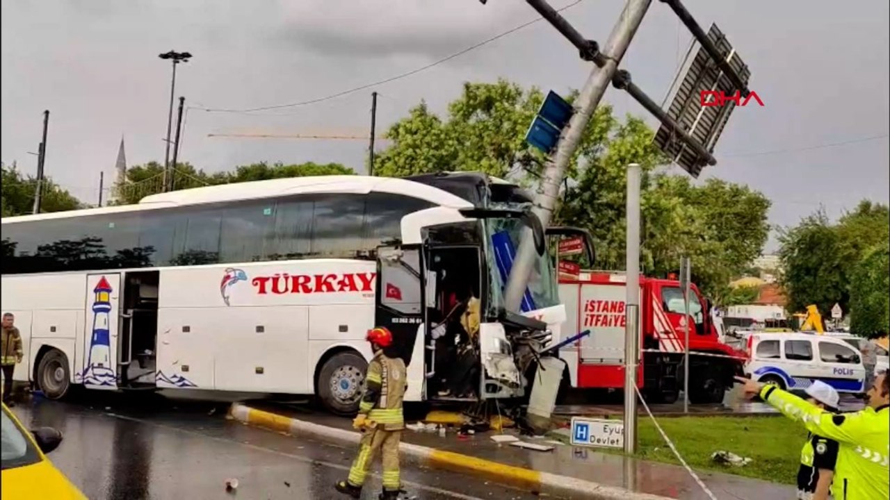 Eyüpsultan'da yolcu otobüsü otomobile çarptı