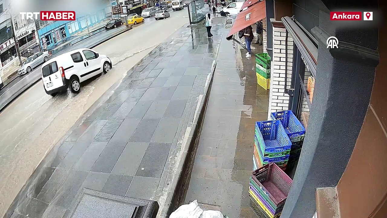 Ankara'da sağanak: Hafif ticari araç çukura düştü