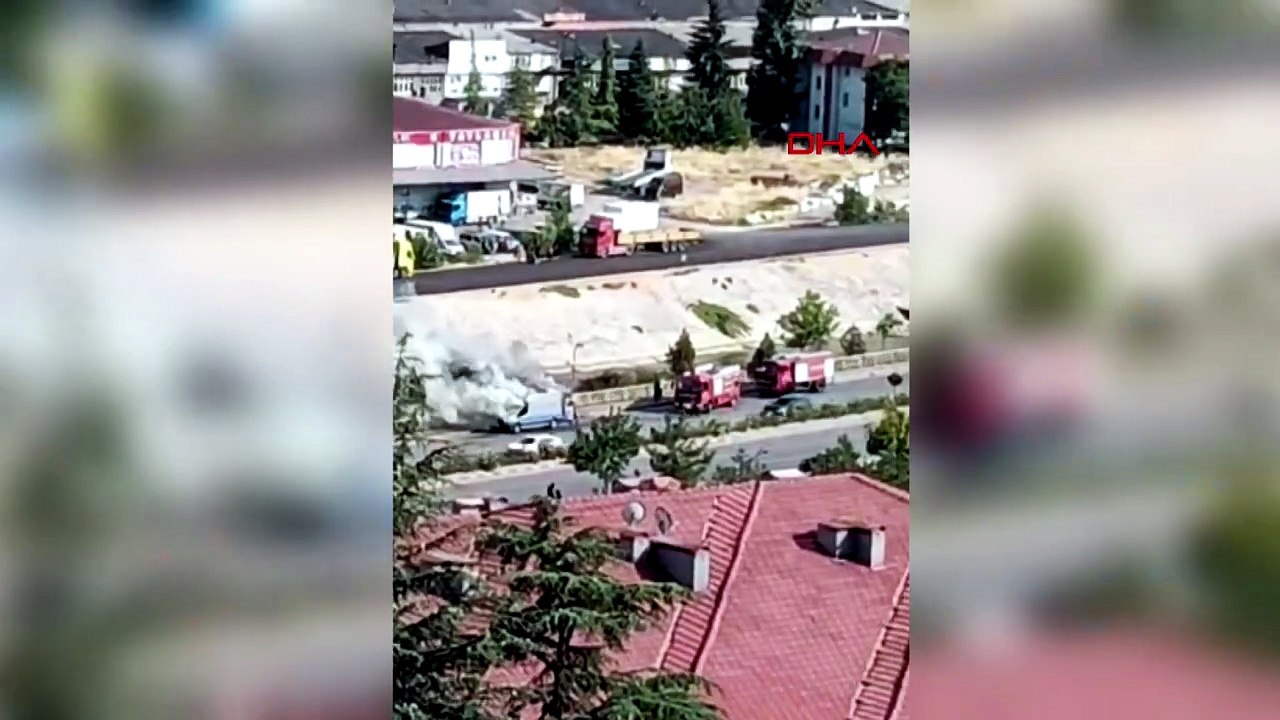 Yolun ortasında korku dolu anlar! Hasta nakil aracı alev alev yandı, şoför faciayı önledi