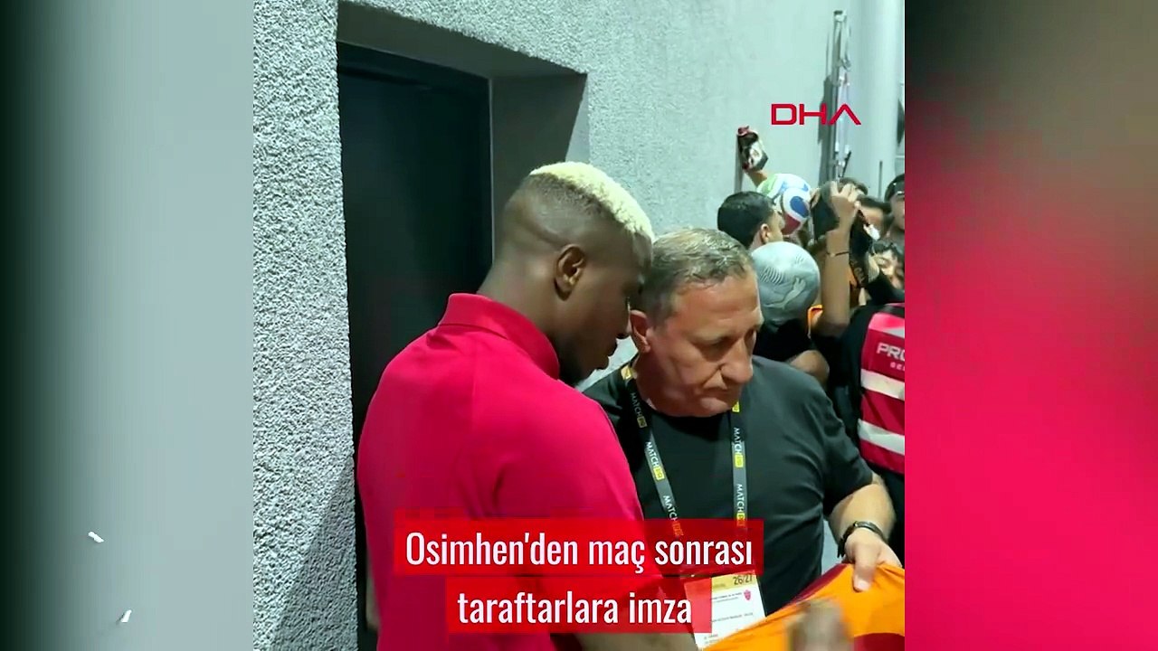 Victor Osimhen, Galatasaray taraftarına imza verdi
