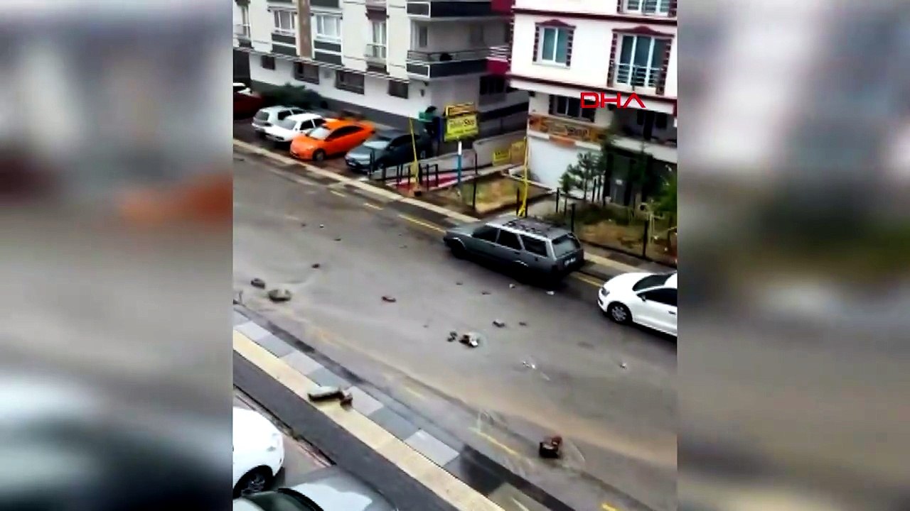 Ankara’da sağanak hayatı felç etti! Yol çöktü, araç çukura düştü