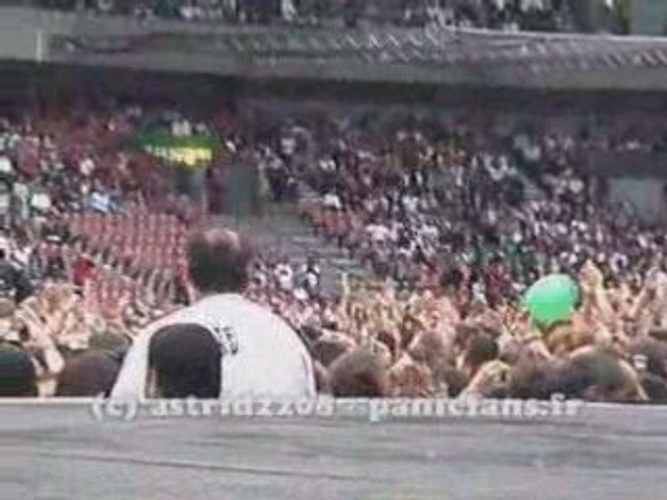 04.07.08 - Dionysos @ Parc des Princes, Crowdsurf