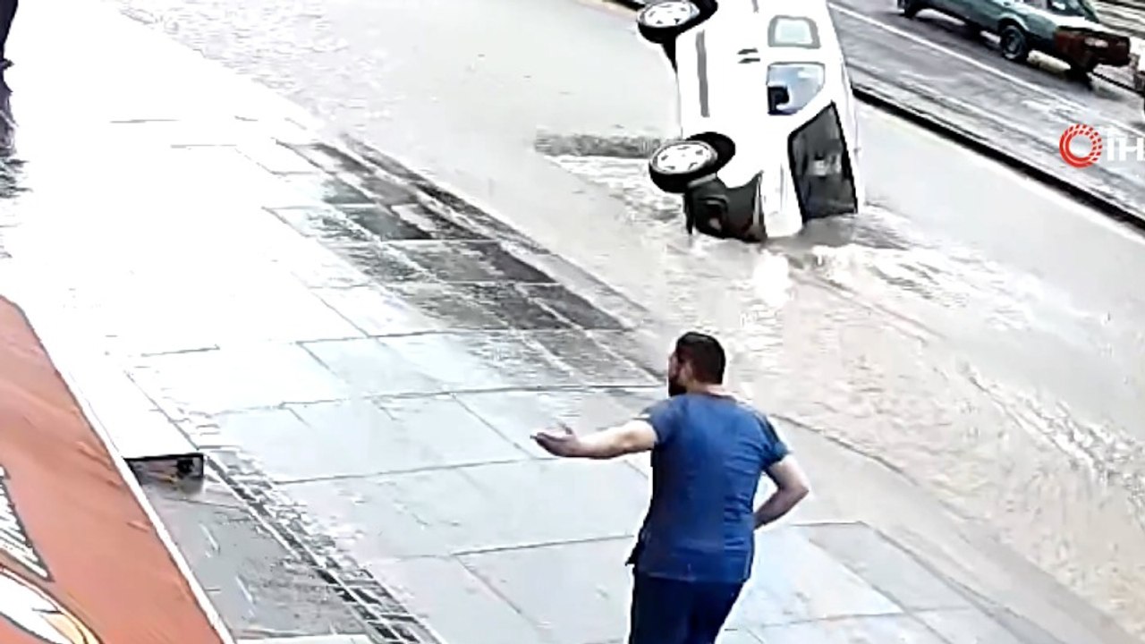 Ankara'da sağanak yağıştan dolayı çöken yola düşen araç güvenlik kamerasına yansıdı