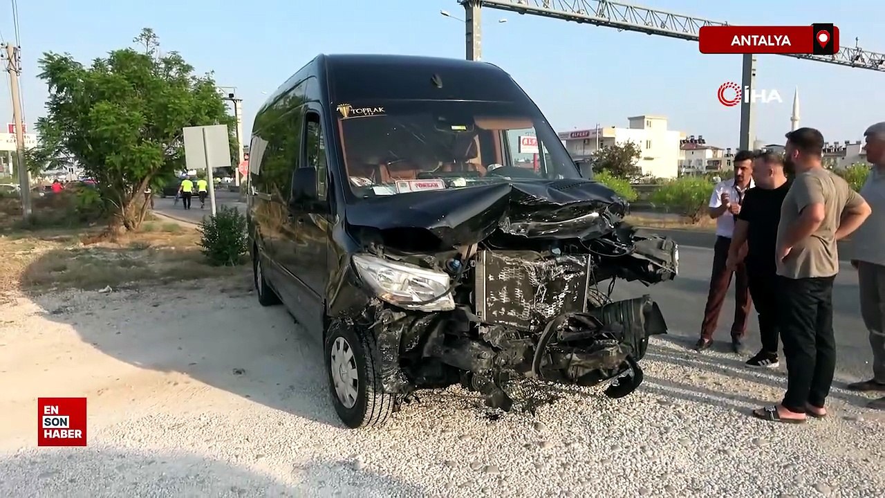 Antalya'da 4 araçlı zincirleme kaza meydana geldi