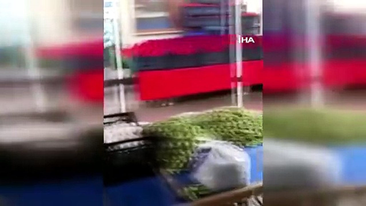 Bursa\'da şiddetli yağmur yolları göle çevirdi