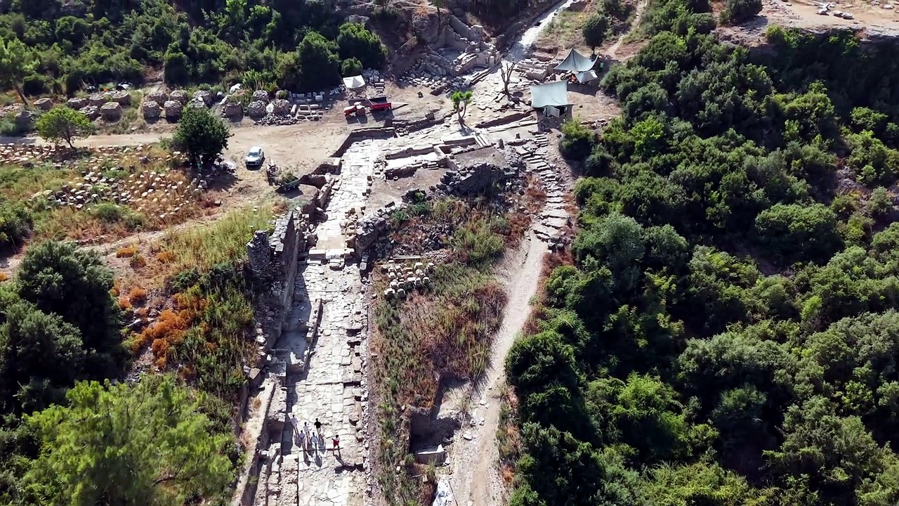 Aspendos'ta 2 bin yıllık tiyatro caddesi gün yüzüne çıktı