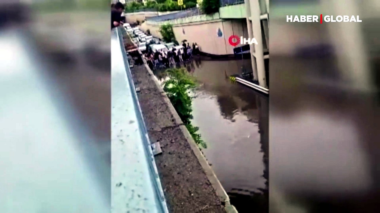 Güngören'de alt geçidi su bastı: Araçlar mahsur kaldı