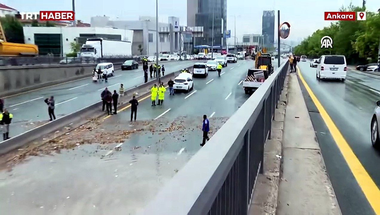 Su basan alt geçitte bir araç mahsur kaldı