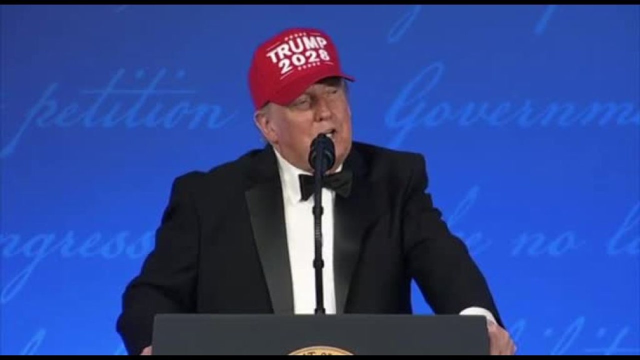 Trump alla cena dei corrispondenti scherza su un altro mandato