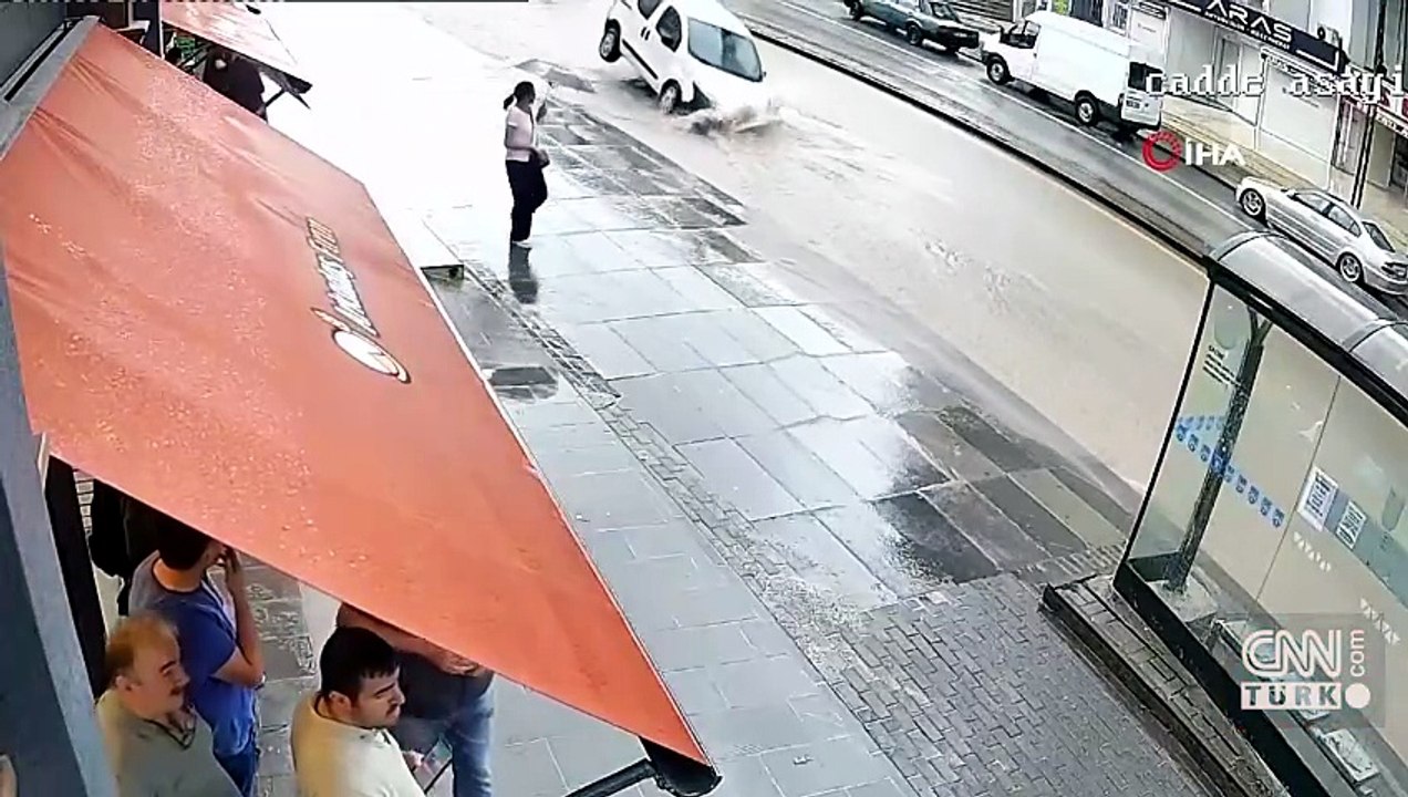 Ankara'da yol çöktü! Hafif ticari araç çukura düştü