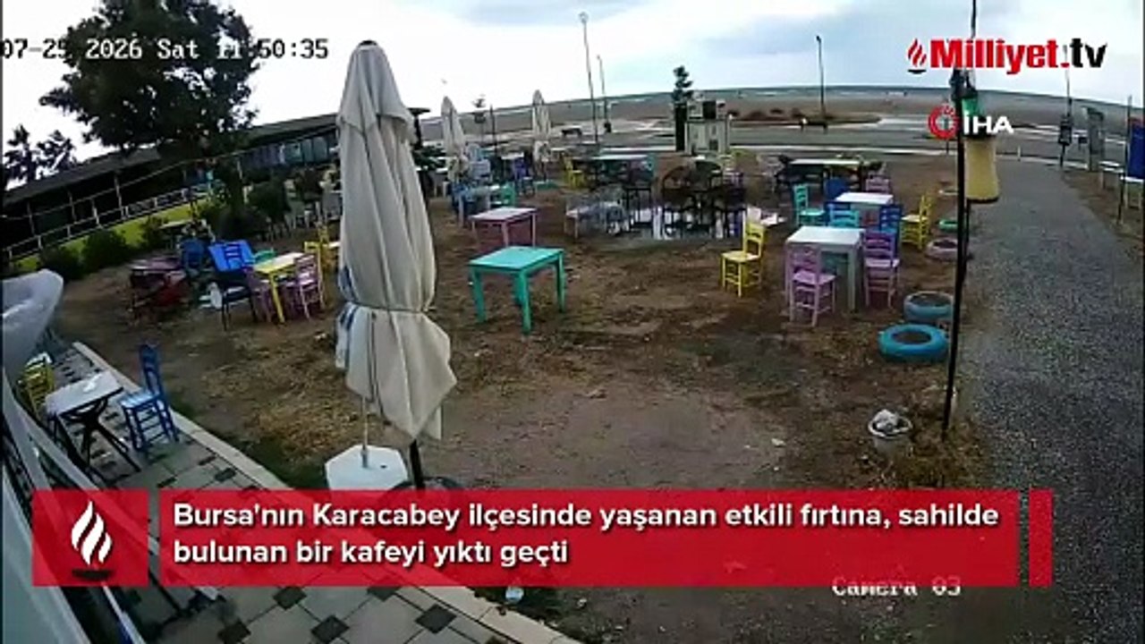 Fırtına sahili böyle süpürdü! Masa ve sandalyeler yer değiştirdi