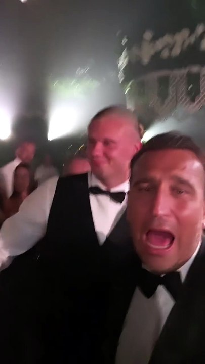 VIDEO / A nozze Donnarumma Pio e Amedeo. Cantano ad Haaland: 'Bella bionda'