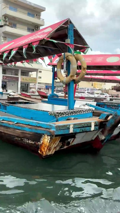 EMBARQUE sur les bateaux typiques de Dubaï