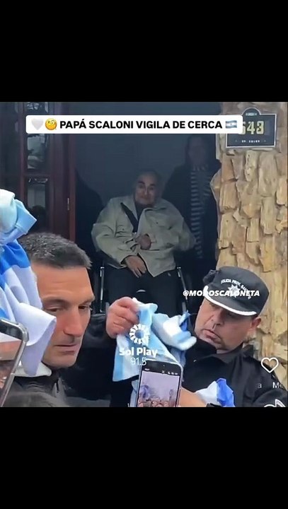 Scaloni, che emozione! I tifosi lo acclamano, il padre lo guarda dalla porta così