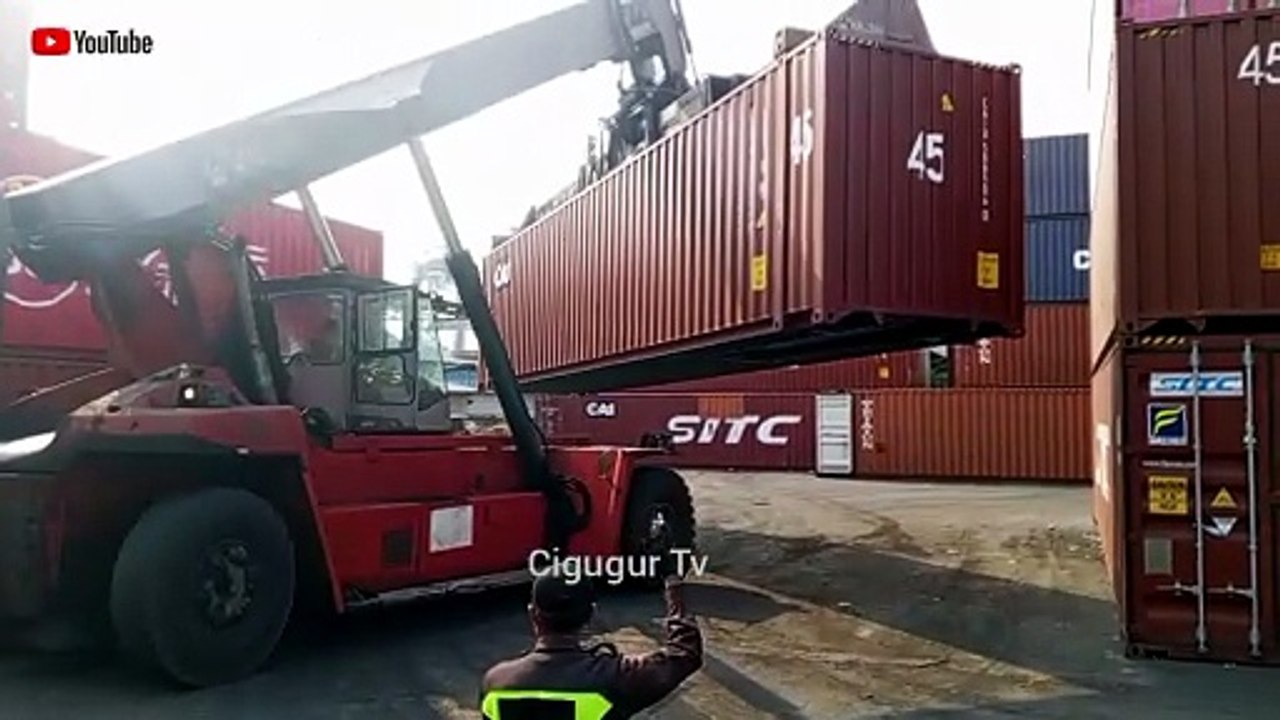 Handling 45-foot SITC import containers in a confined space
