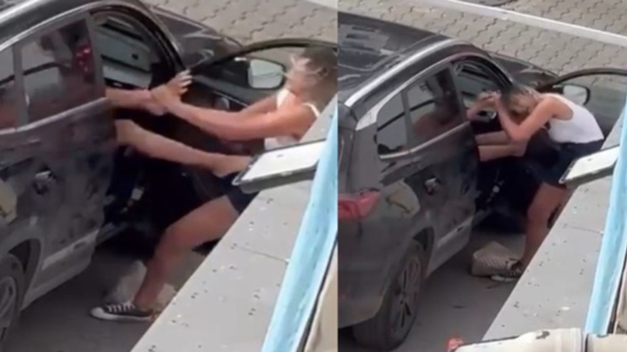 Kadıköy'de iki kadın arasındaki saç saça kavga kamerada