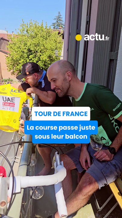 Le Tour passe juste sous leur balcon