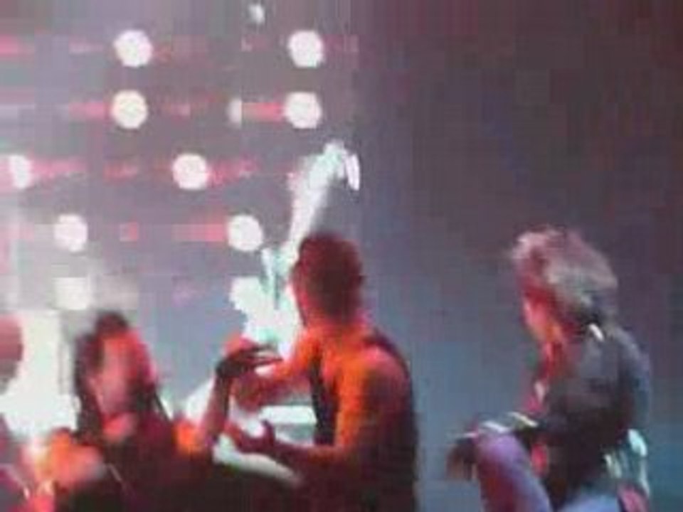 Forest National - Avril Lavigne - Everything Back But You