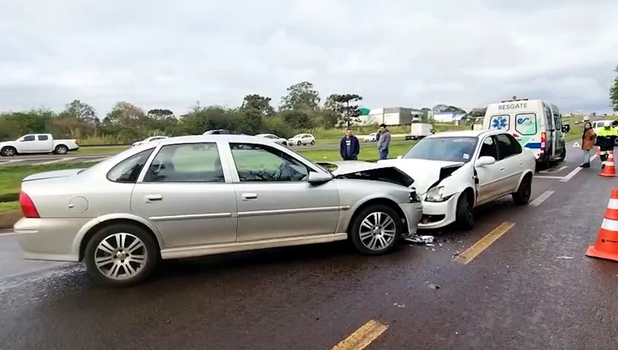 Acidente entre Vectra e Corsa é registrado na marginal da BR-277, em Cascavel