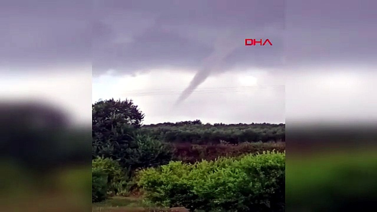 Adana'yı hortum vurdu ama onlar yasağa rağmen dev dalgalarda yüzmeye devam ettiler!