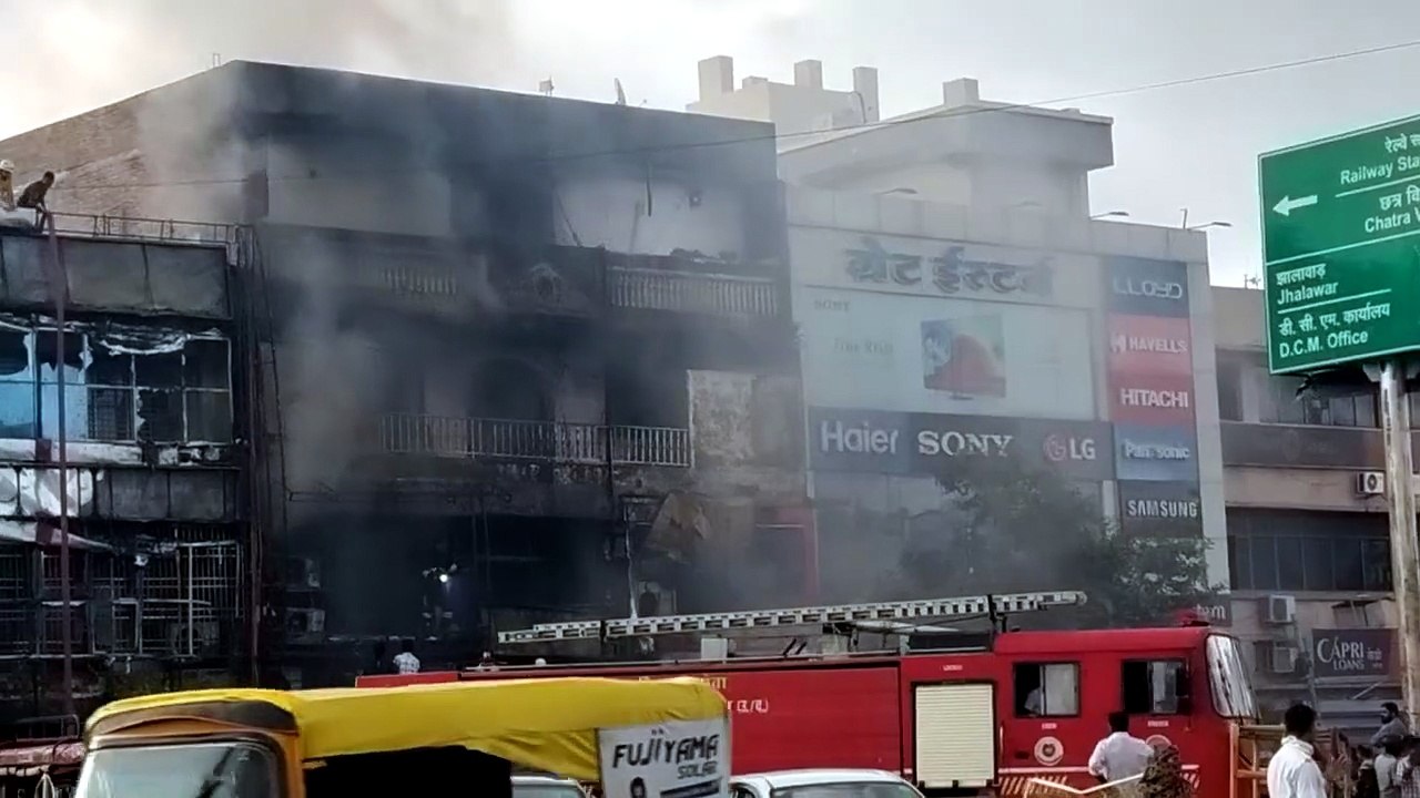 कोटा के एरोड्रम सर्किल पर जूते के 3 मंजिला शोरूम में भीषण आग