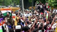 India, lascia il ministro dell'Istruzione, studenti in festa: finally