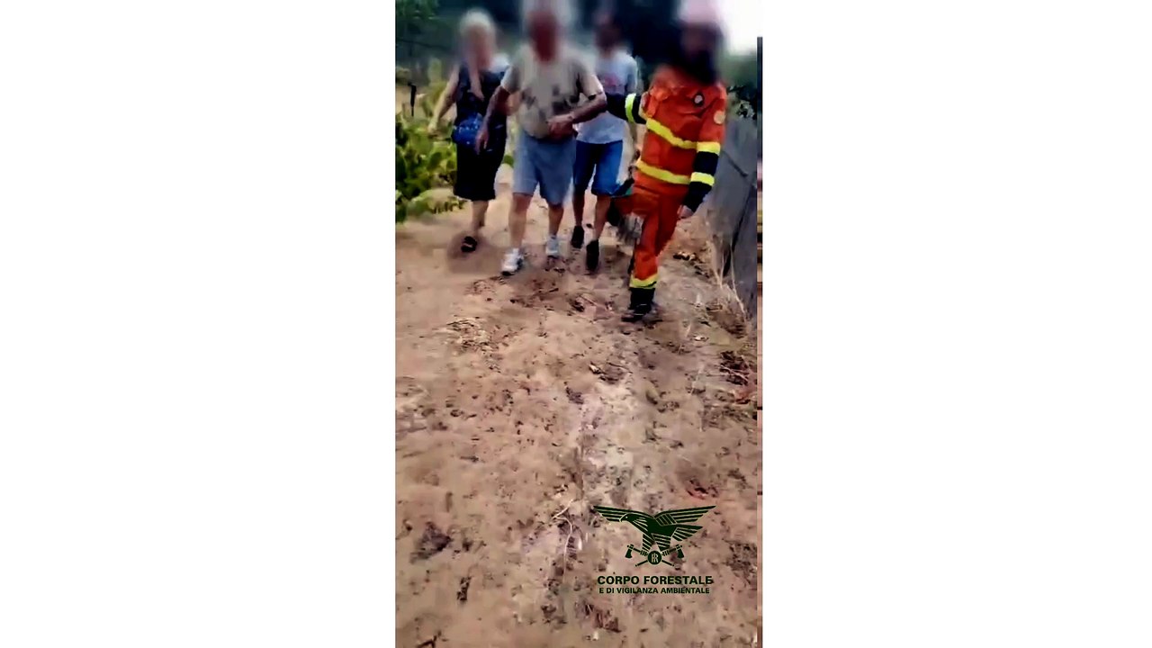 Grosso incendio nel Cagliaritano, scattano le prime evacuazioni: in volo tre elicotteri e un Canadair
