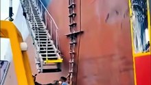 ¿Por qué los pilotos siguen subiendo esta escalera tan peligrosa?