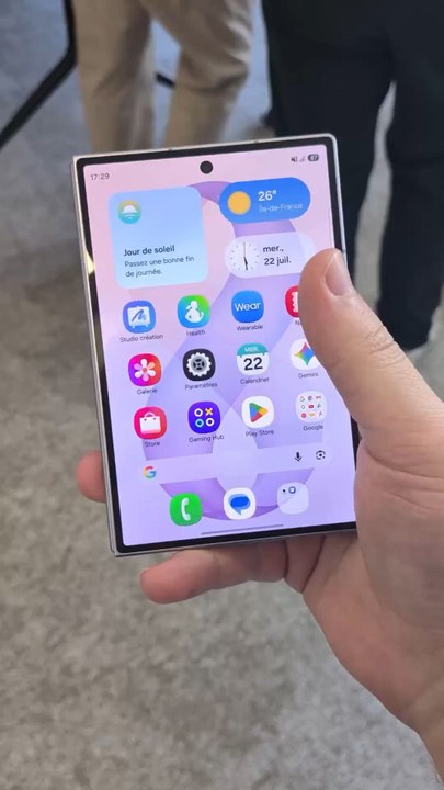 La forme du ZFold 8 est absolument incroyable mais franchement, pourquoi est ce que c'est un téléphone pliable ..#zfold8 #samsung #tech #actutech #avis