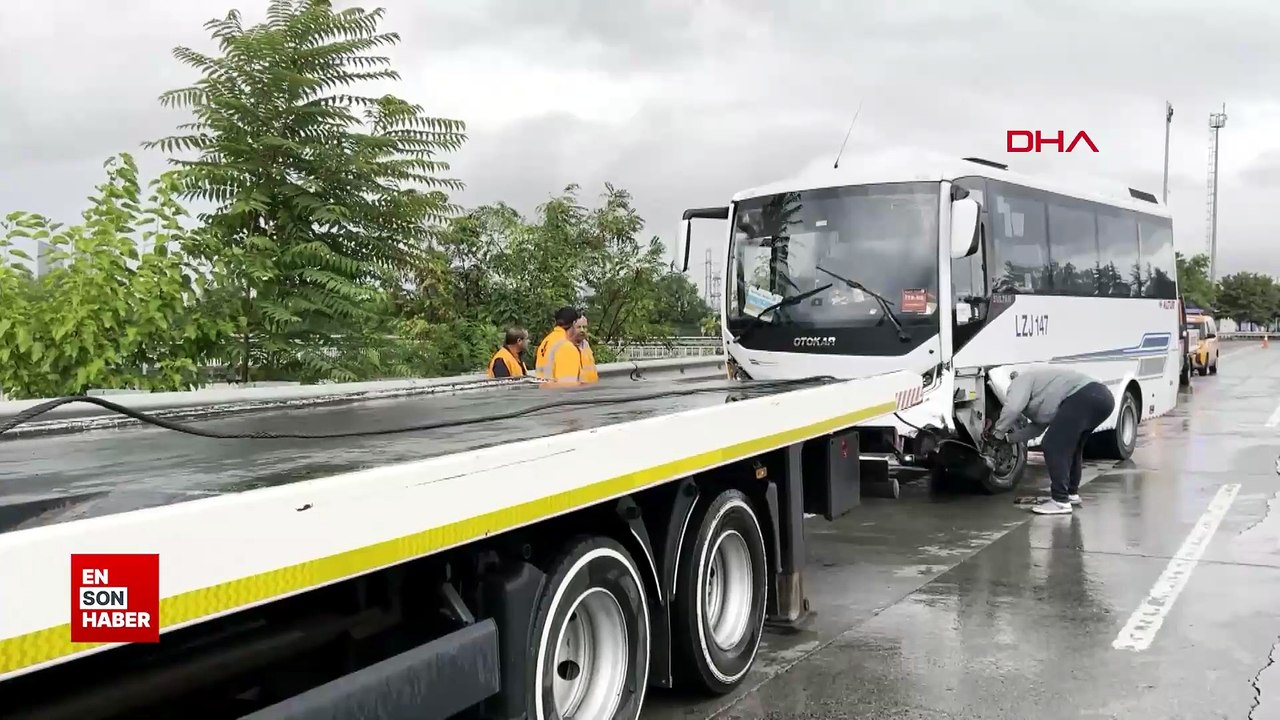 İstanbul'da servis aracı bariyerlere çarptı