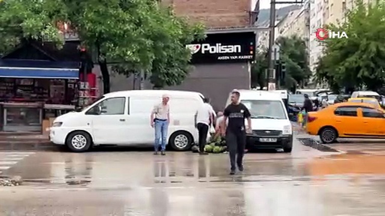 Bursa\'da karpuzlar yola saçıldı