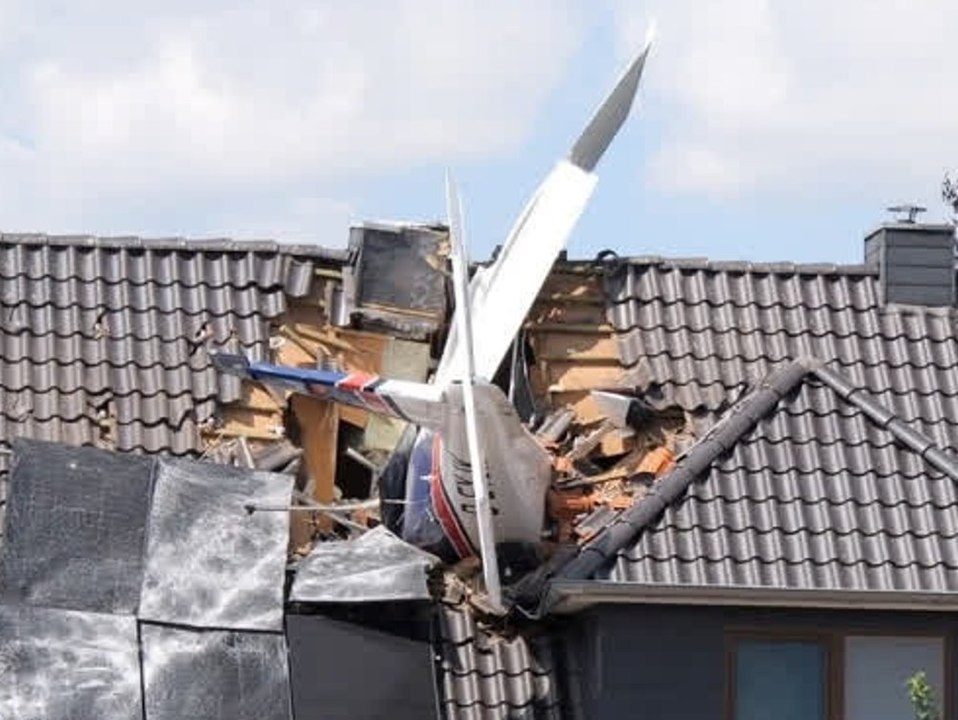 Flugzeug stürzt in Wohnhaus: Mindestens ein Toter