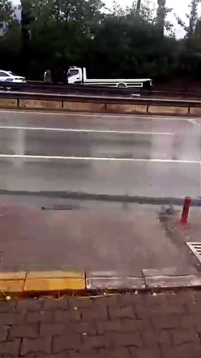 Kartepe'de bir anlık dikkatsizlik yolu kesti! Yürekleri ağza getiren kaza ucuz atlatıldı