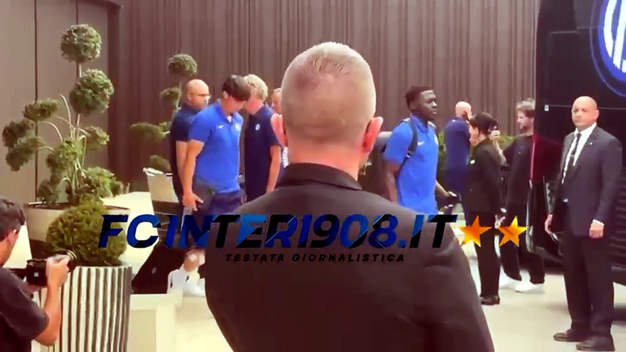 VIDEO FCIN1908 / Inter in partenza per l'amichevole con il Karlsruher: il saluto di Barella e Pio
