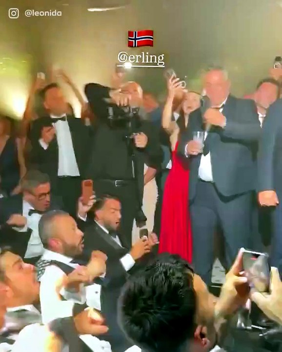 Haaland hace el remo vikingo en una boda