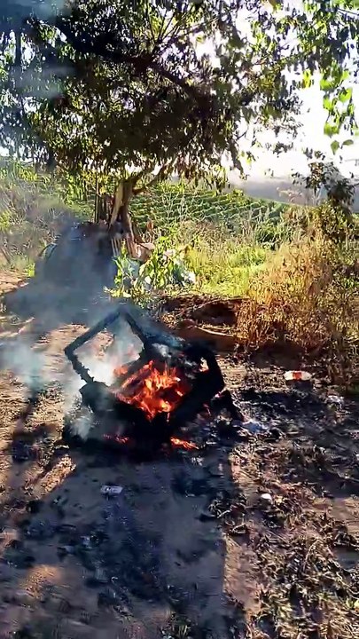 SOFÁ ANTIGO PEGA FOGO E LEVANTA SUSPEITA