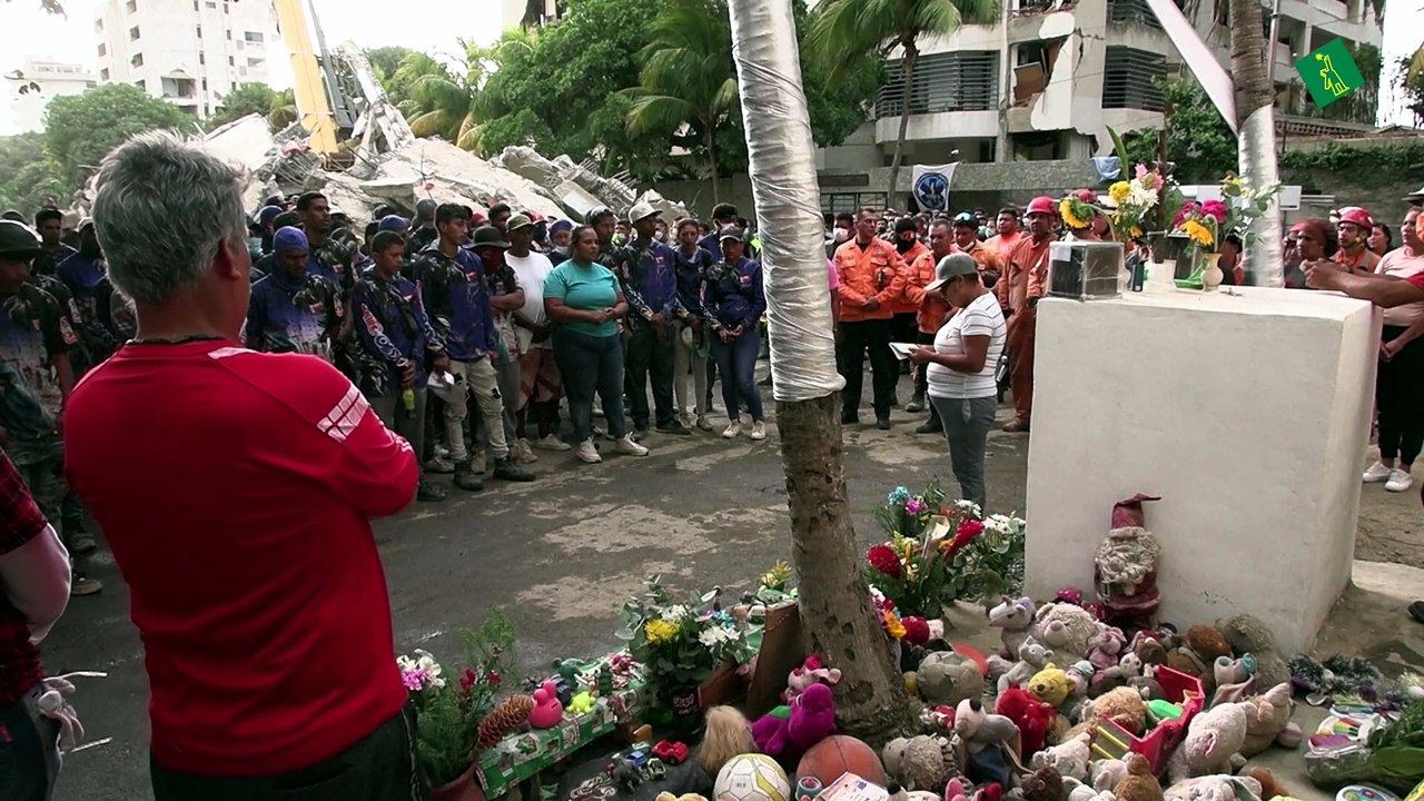 Un minuto de silencio en zona de desastre en Venezuela, un mes después de los terremotos